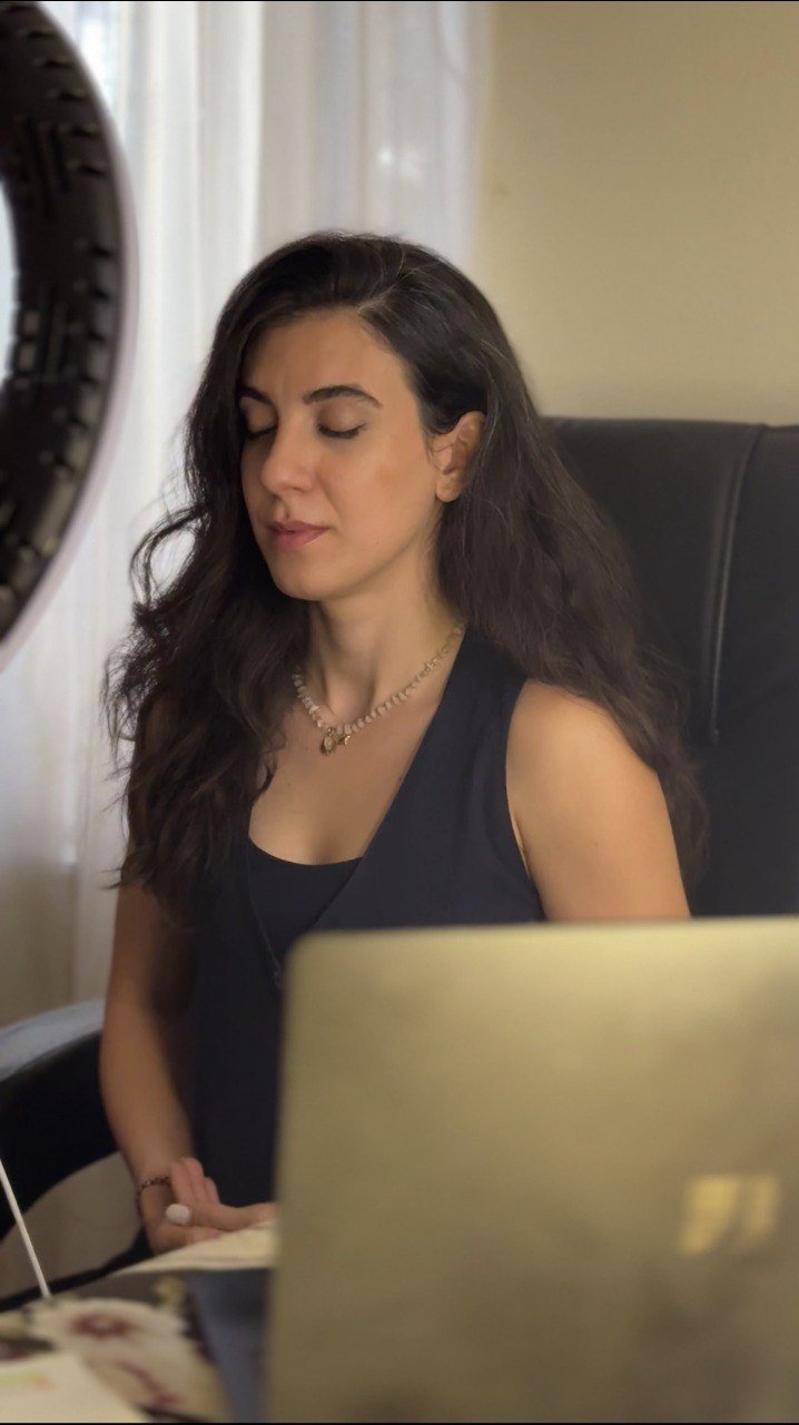 Mozh teaching a live video class